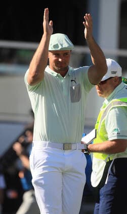 SCOTTSDALE, AZ - FEBRUARY 01: Bryson DeChambeau encourages the crowd on the 16th hole to yell and scream during the third round of the Waste Management Phoenix Open on February 01, 2020, at TPC Scottsdale in Scottsdale, Arizona. (Photo by Will Powers Icon Sportswire) GOLF: FEB 01 PGA, Golf Herren - Waste Management Phoenix Open Icon202200201009