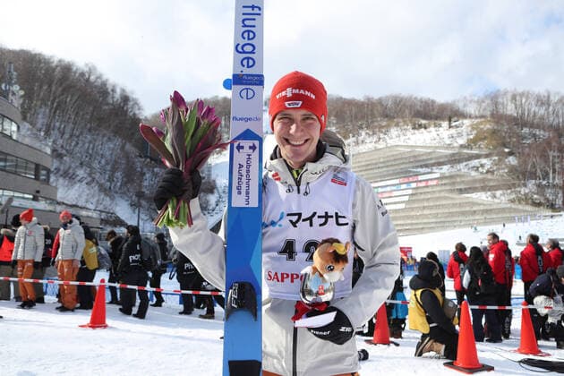 2020 Bilder des Jahres, Sport 02 Februar Sport Themen der Woche KW05 02.02.2020, Oekurayama Schanze, Sapporo, JPN, FIS Weltcup Ski Sprung, Siegerehrung, im Bild Stephan Leyhe (GER) during the winner ceremony for the FIS Ski jumping, Skispringen, Ski, nordisch World Cup at the Oekurayama Schanze in Sapporo, Japan on 2020 02 02. Sapporo *** 02 02 2020, Oekurayama Ski Jump, Sapporo, JPN, FIS World Cup Ski Jumping, award ceremony, in the picture Stephan Leyhe GER during the winner ceremony for the FIS Ski Jumping World Cup at the Oekurayama Ski Jump in Sapporo, Japan on 2020 02 02 Sapporo  EP_tad  