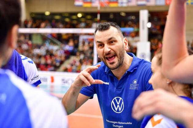 VBL Allianz MTV Stuttgart vs SC Potsdam 01.02.20 Allianz MTV Stuttgart, Volleyball, Bundesliga, Damen, Saison 2019 20, in blau, gegen SC Potsdam (in schwarz), Trainer Giannis Athanasopoulos Copyright: xBEAUTIFULxSPORTS TomxBlochx