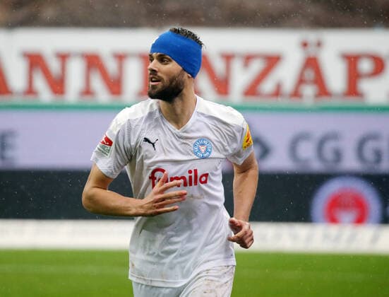 Karlsruher SC - Holstein Kiel Deutschland, Karlsruhe, 01.02.2020, Fussball, 2. Bundesliga, Saison 2019 2020, Karlsruher SC - Holstein Kiel (0:2): Stefan Thesker (Holstein Kiel), DFL DFB REGULATIONS PROHIBIT ANY USE OF PHOTOGRAPHS AS IMAGE AND OR QUASI-VIDEO.