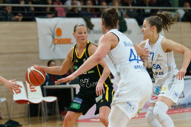 02.02.2020, xeszx, Basketball Damen 1.Bundesliga Damen, Gisa Lions SV Halle - TV Saarlouis Royals emspor, v.l. Merike Anderson (Saarlouis, 10), Jelena Budomir (Halle, 44), Laura Schinkel (Halle, 7). Halle