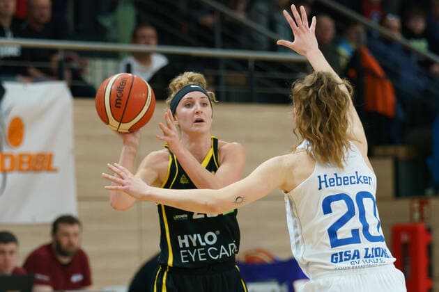 02.02.2020, xeszx, Basketball Damen 1.Bundesliga Damen, Gisa Lions SV Halle - TV Saarlouis Royals emspor, v.l. Alison Gorrell (Saarlouis, 23), Elisa Hebecker (Halle, 20). Halle