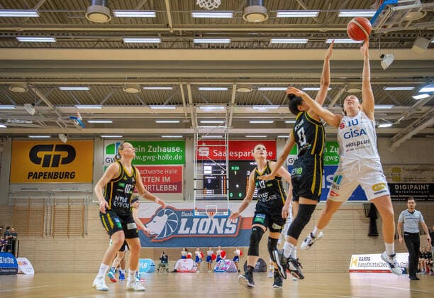 Barbora Kasparkova (10, GISA Lions SV Halle) unterm Korb gegen CHERISE BEYNON (Saarlouis) GISA Lions SV Halle vs. inexio Royals Saarlouis Basketball - 1. Bundesliga - ERDGAS Sportarena Halle (Saale) 02.02.2020 Foto: Holger John Sachsen-Anhalt Deutschland