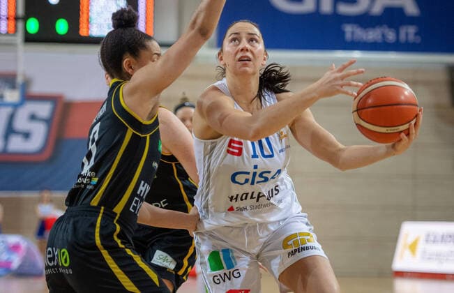Barbora Kasparkova (10, GISA Lions SV Halle) gegen CHERISE BEYNON (Saarlouis) GISA Lions SV Halle vs. inexio Royals Saarlouis Basketball - 1. Bundesliga - ERDGAS Sportarena Halle (Saale) 02.02.2020 Foto: Holger John Sachsen-Anhalt Deutschland