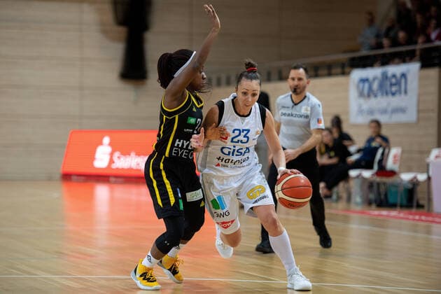 Snezana Aleksic (23, GISA Lions SV Halle) gegen Seraphina Asuamah-Kofoh (Saarlouis) GISA Lions SV Halle vs. inexio Royals Saarlouis Basketball - 1. Bundesliga - ERDGAS Sportarena Halle (Saale) 02.02.2020 Foto: Holger John Sachsen-Anhalt Deutschland