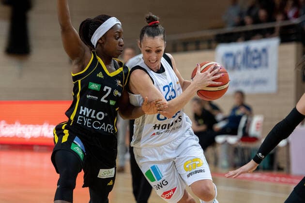 Snezana Aleksic (23, GISA Lions SV Halle) gegen Seraphina Asuamah-Kofoh (Saarlouis) GISA Lions SV Halle vs. inexio Royals Saarlouis Basketball - 1. Bundesliga - ERDGAS Sportarena Halle (Saale) 02.02.2020 Foto: Holger John Sachsen-Anhalt Deutschland