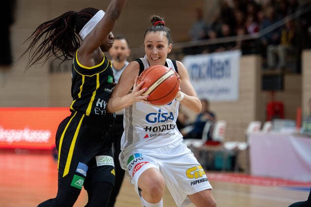 Snezana Aleksic (23, GISA Lions SV Halle) gegen Seraphina Asuamah-Kofoh (Saarlouis) GISA Lions SV Halle vs. inexio Royals Saarlouis Basketball - 1. Bundesliga - ERDGAS Sportarena Halle (Saale) 02.02.2020 Foto: Holger John Sachsen-Anhalt Deutschland