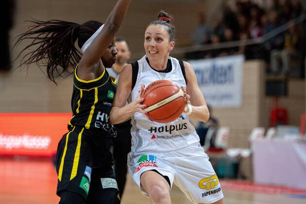 Snezana Aleksic (23, GISA Lions SV Halle) gegen Seraphina Asuamah-Kofoh (Saarlouis) GISA Lions SV Halle vs. inexio Royals Saarlouis Basketball - 1. Bundesliga - ERDGAS Sportarena Halle (Saale) 02.02.2020 Foto: Holger John Sachsen-Anhalt Deutschland