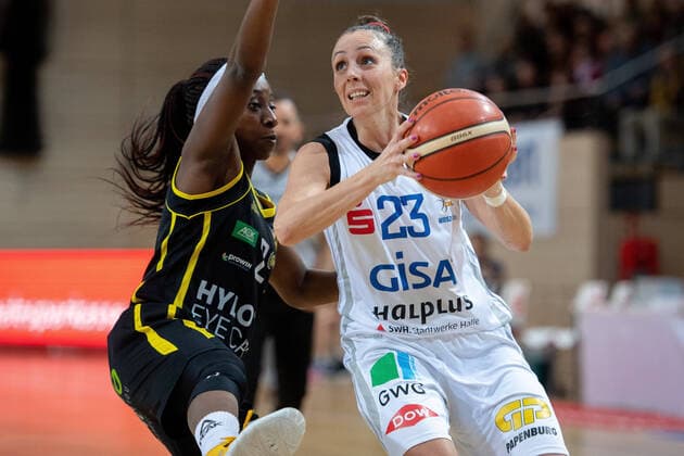 Snezana Aleksic (23, GISA Lions SV Halle) gegen Seraphina Asuamah-Kofoh (Saarlouis) GISA Lions SV Halle vs. inexio Royals Saarlouis Basketball - 1. Bundesliga - ERDGAS Sportarena Halle (Saale) 02.02.2020 Foto: Holger John Sachsen-Anhalt Deutschland