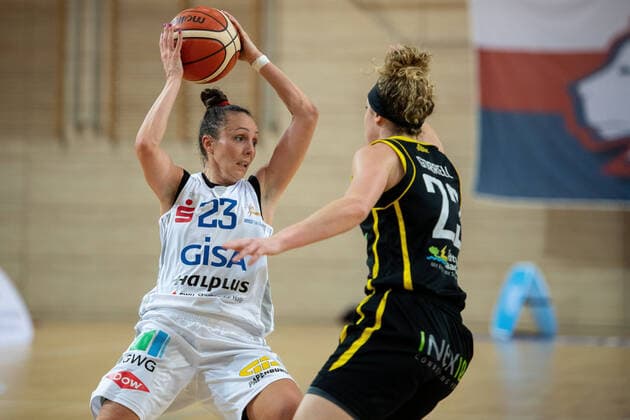 Snezana Aleksic (23, GISA Lions SV Halle) gegen Alison Gorrell (Saarlouis) GISA Lions SV Halle vs. inexio Royals Saarlouis Basketball - 1. Bundesliga - ERDGAS Sportarena Halle (Saale) 02.02.2020 Foto: Holger John Sachsen-Anhalt Deutschland