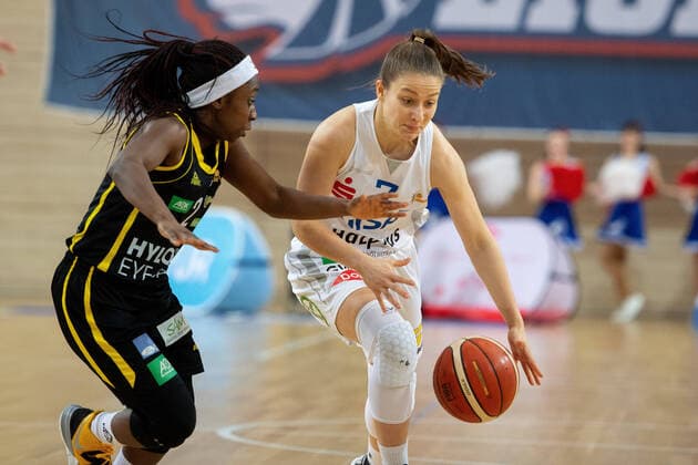 Laura Schinkel (07, GISA Lions SV Halle) gegen Seraphina Asuamah-Kofoh (Saarlouis) GISA Lions SV Halle vs. inexio Royals Saarlouis Basketball - 1. Bundesliga - ERDGAS Sportarena Halle (Saale) 02.02.2020 Foto: Holger John Sachsen-Anhalt Deutschland