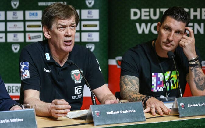 02.02.2020, Handball, 1.Bundesliga, 21. Spieltag, Füchse Berlin - HBW Balingen-Weilstetten, Max-Schmeling-Halle. Berlins Trainer Velimir Petkovic (l) spricht in der Pressekonferenz nach dem Spiel neben Sportdirektor Stefan Kretzschmar. Fuechse Berlin - HBW Balingen-Weilstetten