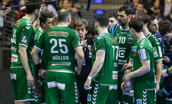 02.02.2020, Handball, 1.Bundesliga, 21. Spieltag, Füchse Berlin - HBW Balingen-Weilstetten, Max-Schmeling-Halle. Berlins Trainer Velimir Petkovic spricht mit seinem Team in der Auszeit. Fuechse Berlin - HBW Balingen-Weilstetten