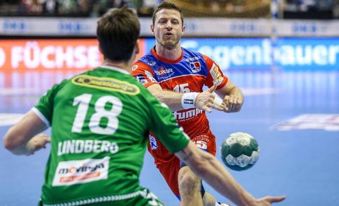 02.02.2020, Handball, 1.Bundesliga, 21. Spieltag, Füchse Berlin - HBW Balingen-Weilstetten, Max-Schmeling-Halle. Martin Strobel (r) von HBW Balingen wirft den Ball auf das Tor vorbei an Berlins Hans Lindberg (l). Fuechse Berlin - HBW Balingen-Weilstetten