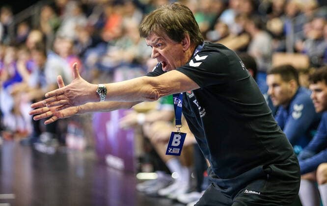 02.02.2020, Handball, 1.Bundesliga, 21. Spieltag, Füchse Berlin - HBW Balingen-Weilstetten, Max-Schmeling-Halle. Berlins Trainer Velimir Petkovic steht schreiend am Spielfeldrand. Fuechse Berlin - HBW Balingen-Weilstetten