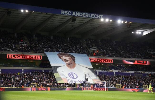 2020 Bilder des Jahres, Sport 02 Februar Sport Themen der Woche KW05 Sport Bilder des Tages BRUSSELS, BELGIUM - FEBRUARY 02: Anderlecht supporters pay tribute to Robbie Rensenbrink during the Jupiler Pro League match day 24 between RSC Anderlecht and Royal Excel Mouscron on February 02, 2020 in Brussels, Belgium. (Photo by Vincent Van Doornick Isosport)  x6643859x Copyright: