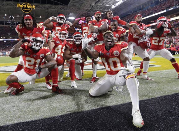 2020 Bilder des Jahres, Sport 02 Februar Sport Themen der Woche KW05 Sport Bilder des Tages Kansas City Chiefs wide receiver Tyreek Hill (10) and the Chiefs defense celebrates an interception against the San Francisco 49ersthe first half of Super Bowl LIV at the Hard Rock Stadium in Miami Gardens on Sunday, February 2, 2020. The Kansas City Chiefs defeated the San Francisco 49ers 31-20.  SBP202002022223 JOHNxANGELILLO