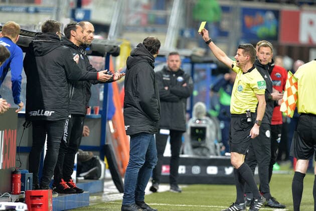 02-02-2020 pmk NC105075 Fussball Herren Bundesliga Saison 2019 2020 SC Paderborn 07 - VfL Wolfsburg Gelbe Karte SOUZA Danilo Fernando Evangelista DE SOUZA -CO-Trainer- Patrick ITTRICH -Schiedsrichter-