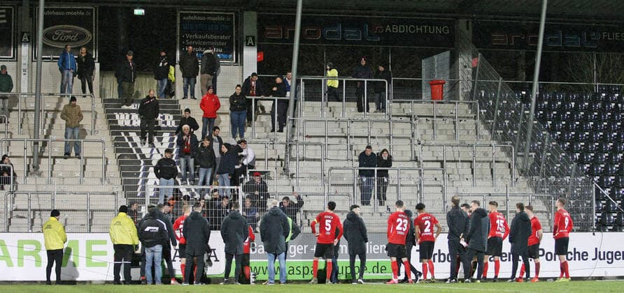 Fußball, Stadiongeschichte SG Sonnenhof Großaspach 03.02.2020, xmohx, Fussball 3.Liga, SG Sonnenhof Grossaspach - Wuerzburger Kickers emspor, v.l. Nach dem Spiel mussten die Spieler der SG Sonnenhof Großaspach zu den Fans zum Raport an den Zaun (DFL DFB REGULATIONS PROHIBIT ANY USE OF PHOTOGRAPHS as IMAGE SEQUENCES and or QUASI-VIDEO) Aspach