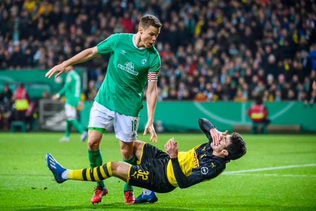 Sport Bilder des Tages 04.02.2020, xkvx, Fussball DFB Pokal 1 8 Finale, SV Werder Bremen - Borussia Dortmund emspor, v.l. Rangelei Zweikampf Niklas Moisander (SV Werder Bremen), Giovanni Reyna (BVB Borussia Dortmund) (DFL DFB REGULATIONS PROHIBIT ANY USE OF PHOTOGRAPHS as IMAGE SEQUENCES and or QUASI-VIDEO) Bremen