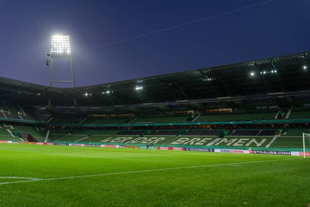 GER, DFB-Pokal, 3. Runde, SV Werder Bremen vs Borussia Dortmund 04.02.2020, wohninvest Weserstadion, Bremen, GER, DFB-Pokal, 3. Runde, SV Werder Bremen vs Borussia Dortmund, im Bild Feature West Nord Kurve Flutlicht Blauer HImmel wohninvest Weserstadion *** GER, DFB Pokal, 3 Round, SV Werder Bremen vs. Borussia Dortmund 04 02 2020, wohninvest Weserstadion, Bremen, GER, DFB Pokal, 3 Round, SV Werder Bremen vs. Borussia Dortmund, in the picture Feature West North Curve Floodlight Blue HImmel wohninvest Weserstadion nordphotoxKokenge nph00001
