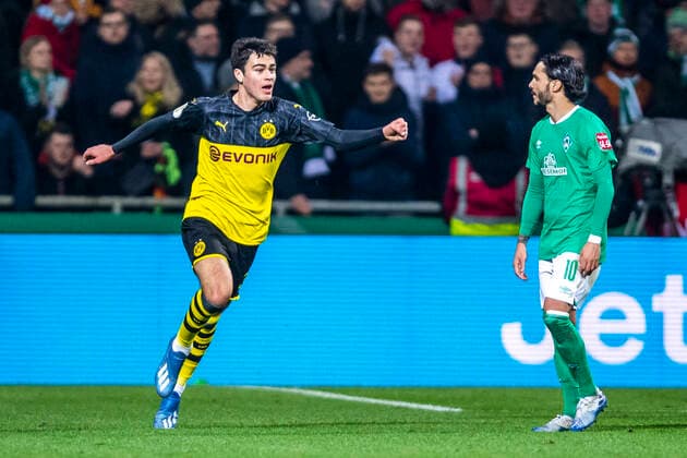 Fußball, DFB Pokal, Saison 2019 2020, Achtelfinale, Werder Bremen - Borussia Dortmund am 04.02.2020 im Weserstadion in Bremen. Dortmunds Giovanni Reyna (l.) jubelt nach seinem Tor zum 3:2, rechts Bremens Leonardo Bittencourt . DFB REGULATIONS PROHIBIT ANY USE OF PHOTOGRAPHS AS IMAGE SEQUENCES AND OR QUASI-VIDEO. Copyright: xInderlied Kirchner-Mediax