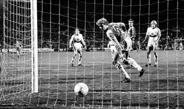 VfB Stuttgart - FC Bayern München Deutschland, Stuttgart, 14.11.1987, Fussball, Bundesliga, VfB Stuttgart - FC Bayern München (3:0): v.l. Jürgen Hartmann (VfB Stuttgart), Jean-Marie Pfaff (FC Bayern München); Tor 3:0 Hartmann. *** VfB Stuttgart FC Bayern München Germany, Stuttgart, 14 11 1987, Football, Bundesliga, VfB Stuttgart FC Bayern München 3 0 v l Jürgen Hartmann VfB Stuttgart , Jean Marie Pfaff FC Bayern München Tor 3 0 Hartmann