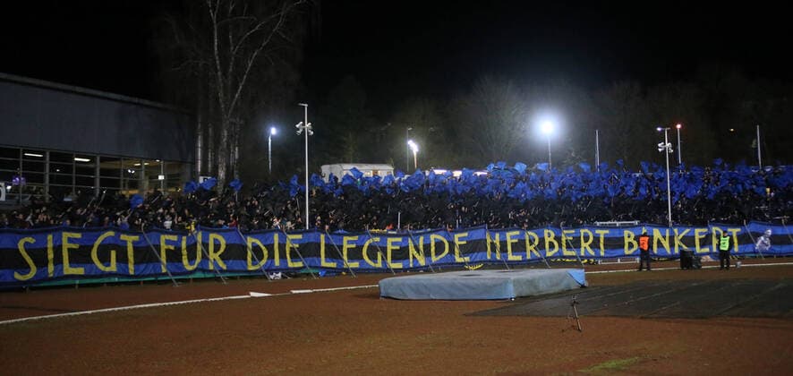 Fußball, Stadiongeschichte 1. FC Saarbrücken 05.02.2020, xklex, Fussball DFB Pokal 1 8 Finale, 1.FC Saarbruecken - Karlsruher SC emspor, v.l. Die Fans des 1.FC Saarbrücken mit einer Choreographie (DFL DFB REGULATIONS PROHIBIT ANY USE OF PHOTOGRAPHS as IMAGE SEQUENCES and or QUASI-VIDEO) Voelklingen