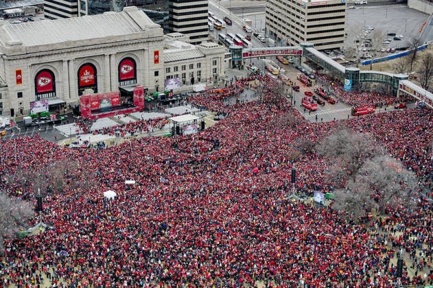 2020 Bilder des Jahres, Sport 02 Februar Sport Bilder des Tages February 5, 2020, Kansas City, MO, USA: Double-decker buses carrying members of the Kansas City Chiefs roll down toward Union Station during the Kansas City Chiefs Super Bowl victory parade on Wednesday, Feb. 5, 2020, in downtown Kansas City. Fans watch Patrick Mahomes have a blast at Chiefs Super Bowl parade - ZUMAm67_ 20200205_zaf_m67_019 Copyright: xTammyxLjungbladx