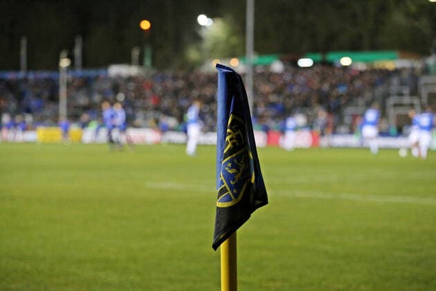 Fußball, Stadiongeschichte 1. FC Saarbrücken 05.02.2020, xklex, Fussball DFB Pokal 1 8 Finale, 1.FC Saarbruecken - Karlsruher SC emspor, v.l. 1.FC Saarbrücken, Logo, Wappen, Fahne, Eckfahne (DFL DFB REGULATIONS PROHIBIT ANY USE OF PHOTOGRAPHS as IMAGE SEQUENCES and or QUASI-VIDEO) Voelklingen