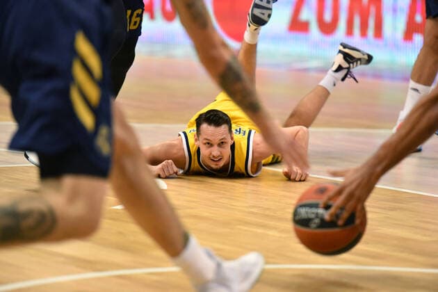 2020 Bilder des Jahres, Sport 02 Februar Sport Bilder des Tages Marcus Eriksson (ALBA), enttäuscht am Boden, vorne hat Usman Garuba (Madrid), den Ball ALBA Berlin - Real Madrid Basketball Basketball, Turkish Airlines Euroleague, Gruppenphase, Vorrunde, Herren, Männer, Maenner, men, Saison 2019 2020 Berlin, 6.2..2020 Mercedes-Benz Arena *** Marcus Eriksson ALBA , disappointed on the ground, in front has Usman Garuba Madrid , the ball ALBA Berlin Real Madrid Basketball Basketball, Turkish Airlines Euroleague, group stage, preliminary round, men, men, men, men, season 2019 2020 Berlin, 6 2 2020 Mercedes Benz Arena