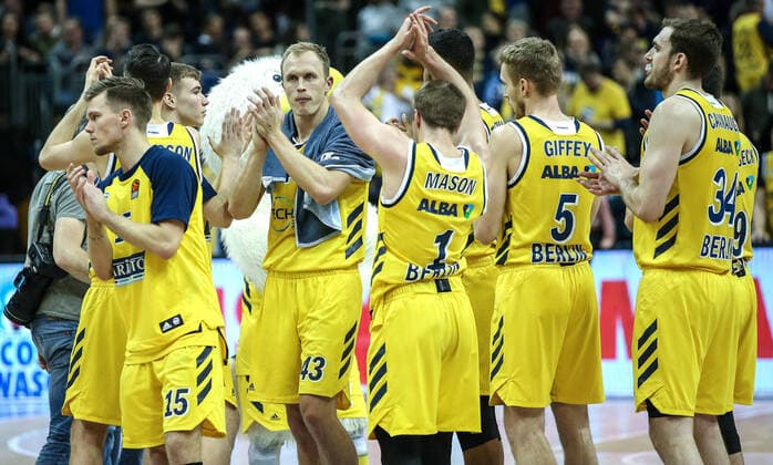 Berlin, 06.02.2020, Basketball: Euroleague, ALBA Berlin - Real Madrid, Hauptrunde, 24. Spieltag, Mercedes Benz Arena. ALBAs Martin Hermannsson (l-r), Luke Sikma, Makai Mason, Niels Giffey und Tyler Cavanaugh bedanken sich nach dem Spiel enttäuscht bei den Fans. Euroleague - ALBA Berlin - Real Madrid