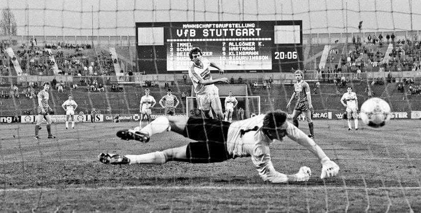 VfB Stuttgart - 1. FC Köln Deutschland, Stuttgart, 15.04.1987, Fussball, Bundesliga, Saison 1986 1987, 25. Spieltag, VfB Stuttgart - 1. FC Köln (5:1): Karl Allgöwer (VfB Stuttgart) trifft Elfmeter zum 1:0 gegen Bodo Illgner (1. FC Köln).