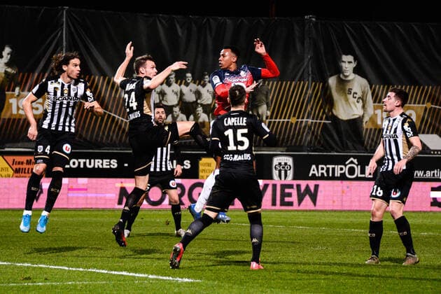 Gabriel Dos Santos ( 4 - LOSC ) - CAPELLE Pierrick ( 15 - Angers ) - FOOTBALL : SCO Angers vs Lille OSC - Ligue 1 - Angers - 07 02 2020 FedericoPestellini Panoramic 