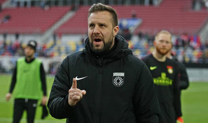 08.02.2020, xmohx, Fussball 3. Liga , KFC Uerdingen - SG Sonnenhof Grossaspach emspor, v.l. Trainer Heiner Backhaus (Sonnenhof Großaspach) ging nach dem Spielabpfiff zu den Fans und appalierte an die Unterstützung der Fans, sagte die Mannschaft gibt alles. (DFL DFB REGULATIONS PROHIBIT ANY USE OF PHOTOGRAPHS as IMAGE SEQUENCES and or QUASI-VIDEO) Duesseldorf *** 08 02 2020, xmohx, Football 3 League , KFC Uerdingen SG Sonnenhof Grossaspach emspor, v l Coach Heiner Backhaus Sonnenhof Großaspach went to the fans after the final whistle and appealed to the support of the fans, said the team gives everything DFL DFB REGULATIONS PROHIBIT ANY USE OF PHOTOGRAPHS as IMAGE SEQUENCES and or QUASI VIDEO Duesseldorf