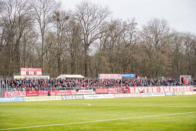 Fußball, Stadiongeschichte FC Viktoria Köln 3. Fussball Bundesliga; Viktoria Koeln - FC Bayern Muenchen II, 08.02.2020 Die Gastkurve mit den Fans des FC Bayern Muenchen II, 3. Fussball Bundesliga, Viktoria Koeln - FC Bayern Muenchen II , Koeln, Sportpark Hoehenberg DFL REGULATIONS PROHIBIT ANY USE OF PHOTOGRAPHS AS IMAGE SEQUENCES AND OR QUASI-VIDEO. Copyright: xBEAUTIFULxSPORTS Wunderlx