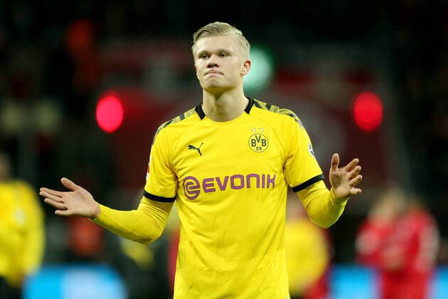 18.12.2019, Fussball, Saison 2019 2020, Bundesliga, 21. Spieltag - Bayer 04 Leverkusen - Borussia Dortmund Erling Haaland (Borussia Dortmund) bedankt sich bei den Fans für die Unterstützung und entschuldigt sich für die Niederlage. DFL REGULATIONS PROHIBIT ANY USE OF PHOTOGRAPHS AS IMAGE SEQUENCES AND OR QUASI-VIDEO. Leverkusen BayArena NRW Deutschland xRHR-FOTO DEx