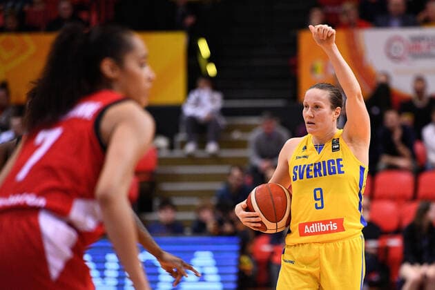 200208 Elin Eldebrink of Sweden during the FIBA womens Olympic qualifying basketball match between Sweden and Japan on February 8, 2020 in Oostende, Belgium. Photo: Robin Van Gansen Bildbyran bbeng basket basketball dam women kvinner euro olympic qualifier qualification os-kval kval sverige kanada Copyright: RobinxVanxGansen BB200208ZA016