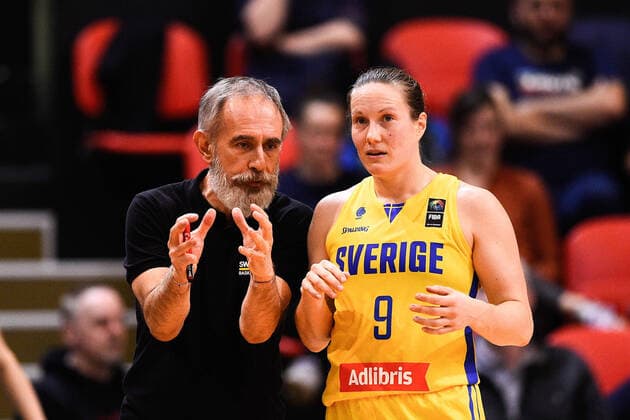 200208 Marco Crespi, head coach and Elin Eldebrink of Sweden during the FIBA womens Olympic qualifying basketball match between Sweden and Canada on February 8, 2020 in Oostende, Belgium. Photo: Robin Van Gansen Bildbyran bbeng basket basketball dam women kvinner euro olympic qualifier qualification os-kval kval sverige kanada Copyright: RobinxVanxGansen BB200208ZD017