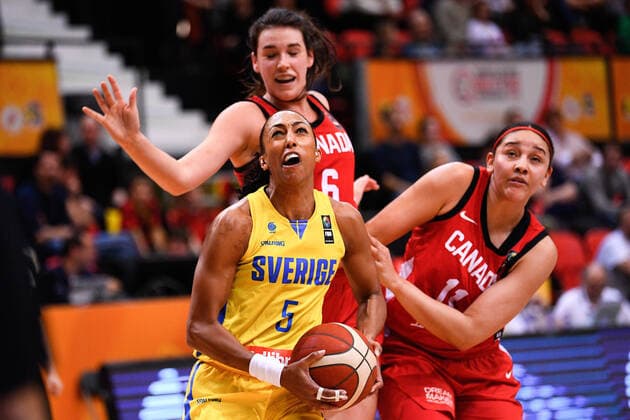 200208 Kalis Loyd of Sweden against Bridget Carleton and Natalie Achonwa of Canada during the FIBA womens Olympic qualifying basketball match between Sweden and Canada on February 8, 2020 in Oostende, Belgium. Photo: Robin Van Gansen Bildbyran bbeng basket basketball dam women kvinner euro olympic qualifier qualification os-kval kval sverige kanada Copyright: RobinxVanxGansen BB200208ZI016