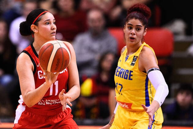 200208 Natalie Achonwa of Canada and Amanda Zahui of Sweden during the FIBA womens Olympic qualifying basketball match between Sweden and Canada on February 8, 2020 in Oostende, Belgium. Photo: Robin Van Gansen Bildbyran bbeng basket basketball dam women kvinner euro olympic qualifier qualification os-kval kval sverige kanada Copyright: RobinxVanxGansen BB200208ZI018