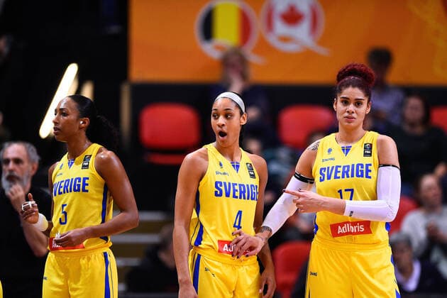 200208 Kalis Loyd, Nathalie Fontaine and Amanda Zahui of Sweden looks dejected during the FIBA womens Olympic qualifying basketball match between Sweden and Canada on February 8, 2020 in Oostende, Belgium. Photo: Robin Van Gansen Bildbyran bbeng basket basketball dam women kvinner euro olympic qualifier qualification os-kval kval sverige kanada depp Copyright: RobinxVanxGansen BB200208ZR017