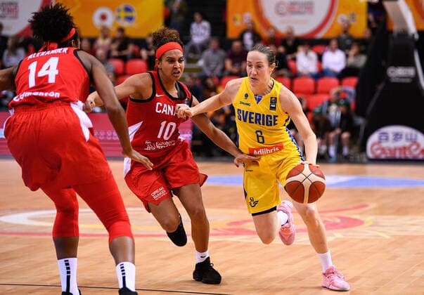 200208 Mia Marie Langlois of Canada and Ellen Nyström of Sweden during the FIBA womens Olympic qualifying basketball match between Sweden and Canada on February 8, 2020 in Oostende, Belgium. Photo: Robin Van Gansen Bildbyran bbeng basket basketball dam women kvinner euro olympic qualifier qualification os-kval kval sverige kanada Copyright: RobinxVanxGansen BB200208ZP015
