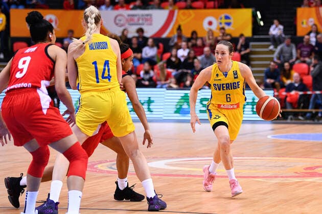 200208 Frida Eldebrink of Sweden during the FIBA womens Olympic qualifying basketball match between Sweden and Canada on February 8, 2020 in Oostende, Belgium. Photo: Robin Van Gansen Bildbyran bbeng basket basketball dam women kvinner euro olympic qualifier qualification os-kval kval sverige kanada Copyright: RobinxVanxGansen BB200208ZH018