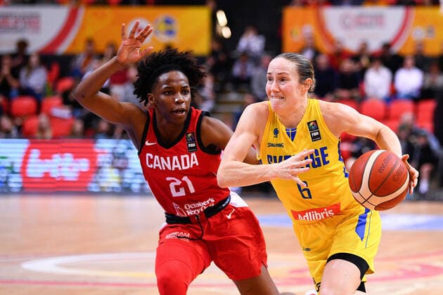200208 Shaina Pellington of Canada and Frida Eldebrink of Sweden during the FIBA womens Olympic qualifying basketball match between Sweden and Canada on February 8, 2020 in Oostende, Belgium. Photo: Robin Van Gansen Bildbyran bbeng basket basketball dam women kvinner euro olympic qualifier qualification os-kval kval sverige kanada Copyright: RobinxVanxGansen BB200208ZO017