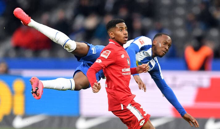 2020 Bilder des Jahres, Sport 02 Februar Sport Bilder des Tages Dodi Lukebakio (Hertha BSC), nach einem Schuss, vorne Leandro Barreiro Martins (Mainz 05), Hertha BSC Berlin - 1.FSV Mainz 05 1. Bundesliga 2019 2020, 1. BL, 1. Bundesliga, DFL, Fußball, Fussball, soccer, Herren, Männer, Maenner, Deutschland, Germany Berlin, 8.2..2020, Olympiastadion DFL REGULATIONS PROHIBIT ANY USE OF PHOTOGRAPHS AS IMAGE SEQUENCES AND OR QUASI-VIDEO *** Dodi Lukebakio Hertha BSC , after a shot, in front Leandro Barreiro Martins Mainz 05 , Hertha BSC Berlin 1 FSV Mainz 05 1 Bundesliga 2019 2020, 1 BL, 1 Bundesliga, DFL, Football, Soccer, Men, Men, Men, Germany, Germany Berlin, 8 2 2020, Olympiastadion DFL REGULATIONS PROHIBIT ANY USE OF PHOTOGRAPHS AS IMAGE SEQUENCES AND OR QUASI VIDEO