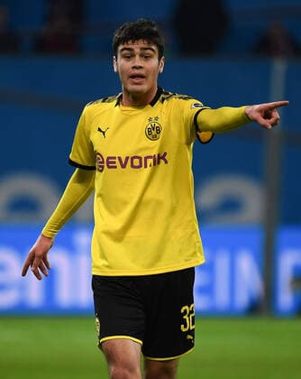 08.02.2020, xjhx, Fussball 1.Bundesliga, Bayer 04 Leverkusen - Borussia Dortmund emspor, v.l. Giovanni Reyna (Borussia Dortmund) gibt Anweisungen, gestikuliert, mit den Armen gestikulieren gives instructions, gesticulate. (DFL DFB REGULATIONS PROHIBIT ANY USE OF PHOTOGRAPHS as IMAGE SEQUENCES and or QUASI-VIDEO) Leverkusen