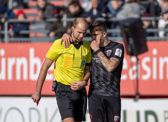 Deutschland, Wuerzburg, Flyeralarm Arena, 09.02.2020, emspor, emonline, despor, deonline, FC Wuerzburger Kickers vs. FC Ingolstadt, Fussball, 3. Liga Bild: v. l. Schiedsrichter Franz Bokop und Torschuetze Dennis Eckert Ayensa (FC Ingolstadt 04) DFB REGULATIONS PROHIBIT ANY USE OF PHOTOGRAPHS AS IMAGE SEQUENCES AND OR QUASI-VIDEO. Copyright: HMBxMedia xHeikoxBecker