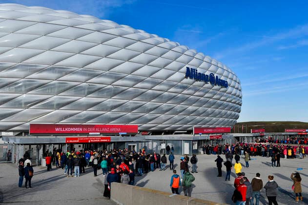 Vor Spielbeginn: Übersicht Stadionübersicht Stadion Zuschauer am Tor vor Einlass FC Bayern München FCB vs RasenBallsport Leipzig RBL Bullen 09.02.2020 DFL REGULATIONS PROHIBIT ANY USE OF PHOTOGRAPHS AS IMAGE SEQUENCES AND OR QUASI-VIDEO FC Bayern München FCB vs RasenBallsport Leipzig RBL