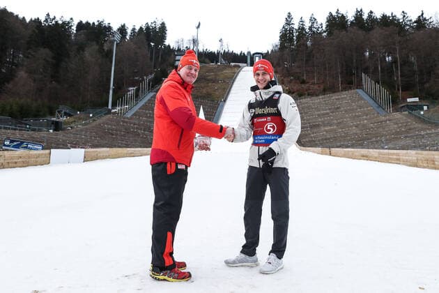 09.02.2020, Muehlenkopfschanze, Willingen, GER, FIS Weltcup Skisprung, Willingen, Herren, Siegerehrung, im Bild Stephan Leyhe (GER), Jurgen Hensel (SC Willingen President) after the winner ceremony for the men s FIS Skijumping World Cup at the Muehlenkopfschanze in Willingen, Germany on 2020 02 09. Willingen